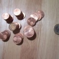 Wenn man sich diesen Geldhaufen so ansieht, erscheint es fast logisch, dass die Centmünzen zusammen mehr sind als der 1 Euro daneben.
