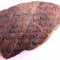 Tonscherbe aus dem Tempel Dime mit einer Abrechnung für Weizenlieferungen in demotischer Schrift 