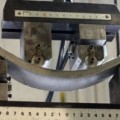 Eine Platte des ECC-Materials biegt sich unter Druck, statt zu zerbrechen