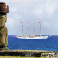 Etwa im 13. Jahrhundert begannen die Polynesier der Osterinsel, ihren alten Steinstatuen rote Hüte aufzusetzen. Warum sie das taten und wie die Hüte auf die Köpfe kamen, ist bisher noch unklar. Doch jetzt weiß man immerhin, wie die tonnenschweren Steinhüte transportiert wurden
