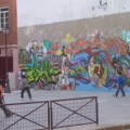 Graffiti gelten heutzutage eher als Sachbeschädigung. Wer dabei erwischt wird, muss mit Strafverfolgung rechnen. Kaum jemand denkt heute daran, dass Graffiti auch Zeitzeugnisse sind. Die Graffiti auf dieser Wand in Paris, noch 2008 zu sehen, sind mittlerweile übertüncht worden.