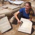 Zu dem Marmorschatz gehören auch zwei Grabplatten mit lateinischen Inschriften.