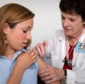 Impfung durch Injektion in den Oberarmmuskel