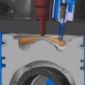 Schemazeichnung der Sonde (oben, blau), die im NEMo-Testmotor durch Einschießen in Sekundenbruchteilen Proben des Gasgemisches in der Brennkammer nimmt.
