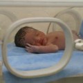 Ein Frühgeborenes im Säuglingsinkubator (Brutkasten)