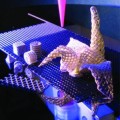 Faltstrukturen, die nach der Origami-Technik der Lewis-Gruppe aus einem flachen Blatt gedruckten Titanhydrids entstanden