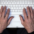 Auch alte Menschen nutzen Computer, Internet und E-Mail. Aber sie wollen nicht jeden Funktionsschnickschnack mitmachen.