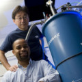 Thomas Searles und Junichiro Kono vor ihrem Magnet-Experiment
