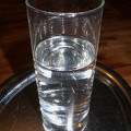 Nur etwa zwei Gläser Wasser vor dem Essen unterstützen die Gewichtsreduktion