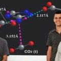 Kanadische Chemiker vor dem Modell ihrer Kohlendioxid-Fänger