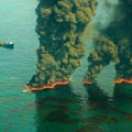 Brennende Öllachen im Golf von Mexiko nach dem 
