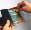 Der Prototyp des Paperphone reagiert dank Biegesensoren auf Knicken der Ecke. Ein Videofilm findet sich ebenfalls im Netz: [www.youtube.com/watch?v=Rl-qygUEE2c]