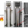 Baumwollgewebe in einer Testvorrichtung: Nach dem Entflammen ist die unbehandelte Version weggebrannt, die behandelte Version nur am Ort der Flamme verändert. Die Mikroskopaufnahmen rechts zeigen den Unterschied der originalen und aufgequollenen Beschichtung.