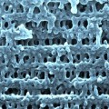 Nanoporen durch platzende Plastikblasen