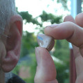 Ein Hörgerät hilft Betroffenen und könnte möglicherweise auch vor Stürzen schützen