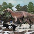 Künstlerische Darstellung einer Gruppe von Yutyrannus-Sauriern und zwei Individuen des kleineren Beipiaosaurus