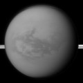Der Mond Titan vor den Saturnringen - Aufnahme der Raumsonde Cassini
