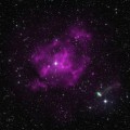 Kombinierte optische, Infrarot- und Röntgenaufnahme des mutmaßlichen Pulsars. Wie ein Komet hinterlässt das grüne Objekt einen Schweif und entfernt sich dabei rasend schnell von dem violetten Gasnebel, den die Supernova hinterlassen hat. Der dünne Ausstoß nach rechts oben stammt von Röntgenstrahlung, deren Ursache noch nicht verstanden ist. 