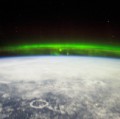 Nordlichter über Quebec, im Vordergrund der Meteoritenkrater Manicouagan, aufgenommen aus dem All von Astronauten auf der Internationalen Raumstation ISS.