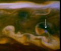 Falschfarbenbild des starken Blitzes inmitten des riesigen Sturms, der die meiste Zeit des Jahres 2011 auf Saturns nördlicher Hemisphäre tobte. Der weiße Pfeil zeigt auf den Ort, an dem der bläuliche Blitz durch die Wolken zuckte. Rechts im Vergleich derselbe Ort eine halbe Stunde später.