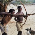 Männer aus dem Volk der Hadza beim Bogenschießen