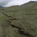 Bodenspalte nach dem Yushu-Erdbeben vom 14. April 2010, das nicht durch Fracking verursacht wurde  