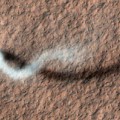 Ein Staubteufel auf der Nordseite des Mars. Er ist ungefähr 30 Meter breit und 800 Meter hoch. Aufgenommen von der HiRISE-Kamera an Bord des Mars Reconnaissance Orbiter.