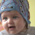 Mit dem Elektroenzephalogramm (EEG) messen, wie das Gehirn von Babys auf Sprache reagiert.