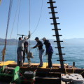 Mit Bohrungen von einem Floß aus dringen die Genfer Forscher in das Sediment des Genfer Sees vor
