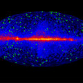 Der Kosmos, wie er im Bereich der hochenergetischen Gammastrahlung leuchtet. Das helle Band in der Mitte kommt von unserer eigenen Galaxie, der Milchstraße. Die grünen Punkte zeigen die Orte der Blazare an, die für die Studie benutzt wurden.