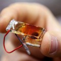 Der Prototyp einer photoelektrischen Solarzelle, die eigenständig Sonnenlicht in speicherbaren Wasserstoff wandelt – mithilfe von Rost noch mit niedrigem Wirkungsgrad, aber sehr günstig herzustellen.