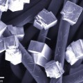 Mikroskop-Aufnahme der während der Zellentladung entstehenden, würfelförmigen Natriumsuperoxid-Partikel