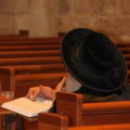 Ein jüdischer Mann beim Gebet