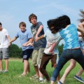 Hand in Hand mit der Peergroup: Nicht nur in der Freizeit beeinflussen die Freunde das Verhalten Jugendlicher