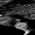 Aufnahme der Mondsonde Lunar Reconnaissance Orbiter über den Nordrand des Cabeus-Kraters. Sandschleier können überall auf dem Mond auftauchen, wo sonnige und schattige Orte nahe beieinander liegen.