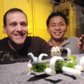 Die Forscher vor ihrem Prototypen: Daniel Goldman und Chen Li schicken den Testroboter über ein Feld von Mohnsamen