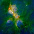 Dieses Kompositbild zeigt den Katzenpfotennebel. Warme Staubwolken sind als grüne Schleier zu sehen, Rot und Orange markieren massive, helle Sterne, die gerade in Entstehung begriffen sind. Dunkle Wolken links oben und rechts unten zeigen an, wo sich die nächste Sterngeneration bilden wird.