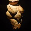 Bekanntes Fruchtbarkeitssymbol: Die Venus von Willendorf im Naturhistorischen Museum in Wien