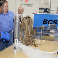 Techniker und Ingenieure überprüfen ein tragbares CryoBA-Atemgerät.