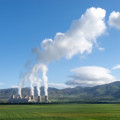 Mit der warmen Abluft aus den Kraftwerken steigt auch eine gute Menge Kohlendioxid in die Atmosphäre, wie in diesem griechischen Kohlekraftwerk.