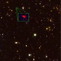 Diese Aufnahme des Weltraumteleskops Hubble zeigt die älteste spektroskopisch bestimmte Galaxie, vergrößert dargestellt im Kasten. Fast alle weiteren Objekte auf dieser Aufnahme sind ebenfalls Galaxien.