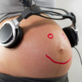 Ein Kopfhörer ist nicht nötig, damit das Ungeborene Musik im Mutterleib hört - es nimmt über den Bauch auch Musik aus dem Lautsprecher wahr, wie alle anderen Geräusche der Umwelt 