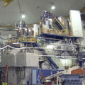 Dieses hochauflösende Spektrometer im Jefferson Lab wiegt 450 Tonnen. Zwei solche Geräte waren notwendig, um die Asymmetrie in den Nukleonen nachzuweisen.