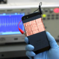 Auf der Rückseite eines typischen Smartphones brachten die Forscher für die Messungen vier ihrer parallel geschalteten Dünnfilm-Nanogeneratoren an.