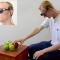 Eine einfache Kamera am Brillengestell liefert die Bilder, die das EyeMusic-System in Klänge umwandelt und dem Probanden ermöglichen, unter den Äpfeln auf dem Teller den roten zu erkennen
