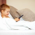 Ein Kinderzimmer ohne Fernseher kann zu einer ausreichenden Schlafdauer beitragen.