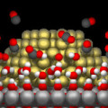 Bei der katalytischen Oxidation von Kohlenmonoxid an Goldpartikeln auf einer Titandioxid-Unterlage übernehmen Wassermoleküle die wichtige Rolle eines Ko-Katalysators. (Computergrafik)