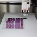 Geschlängelte Solarzellen: Mit dem 3D-Drucker für organische Solarzellen lassen sich schnell und mit hoher Reproduzierbarkeit verschiedenste Konzepte für flexible Solarzellen testen.