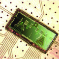 Maser-Prototyp: Auf diesem Chip befinden sich zwei Quantenpunkte aus Indiumarsenid, in denen tunnelnde Elektroden zu einer Verstärkung von Mikrowellen führen.