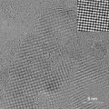 Eine quadratische Schneeflocke unter dem Elektronenmikroskop. Sichtbar sind die Sauerstoffatome (Vergrößerung rechts oben), die auf die quadratische, zweidimensionale Struktur der Wassermoleküle hindeuten.